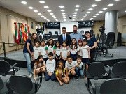 Câmara de Nova Friburgo recebe estudantes em aula externa sobre as funções do Poder Legislativo